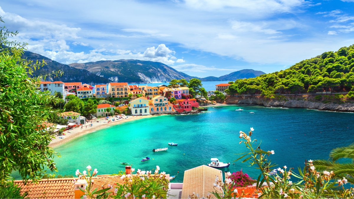 Grécke ostrovy s tyrkysovým morom a pobrežím