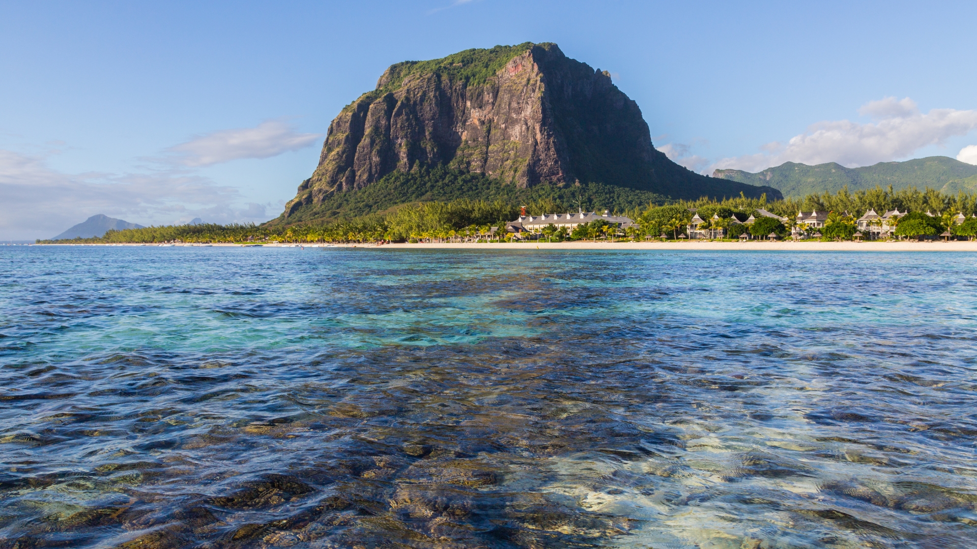 Pláž Le Morne na Mauríciu s horou v pozadí