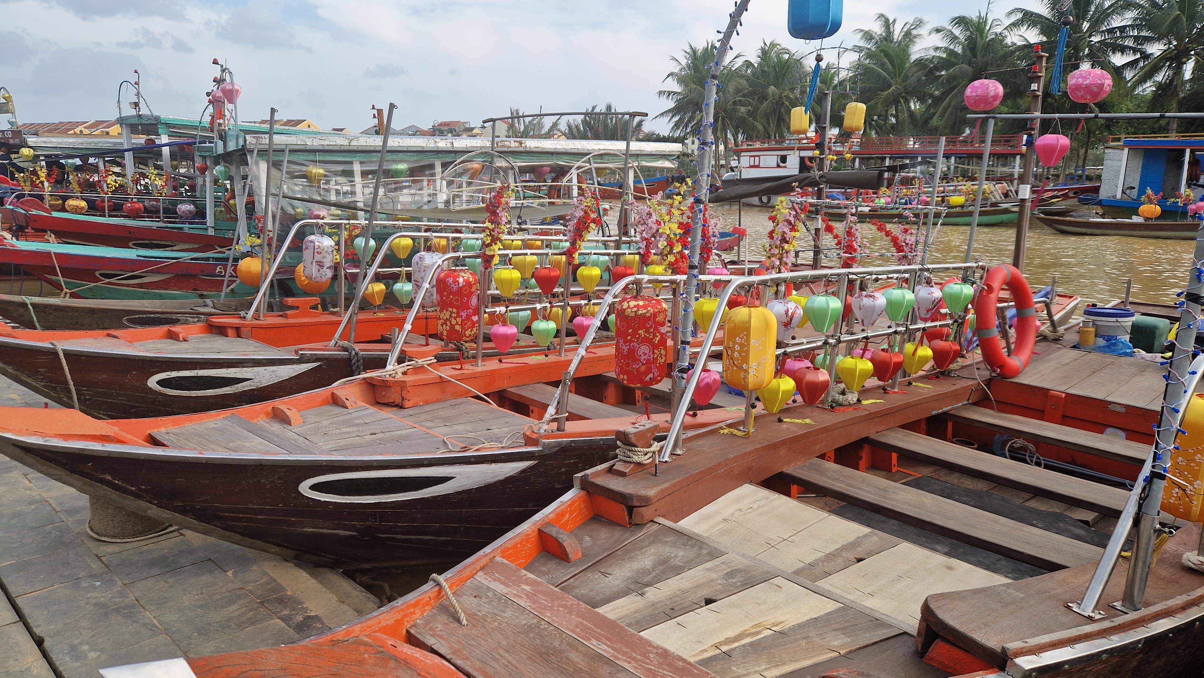 Hoi An večer s farebnými lampiónmi