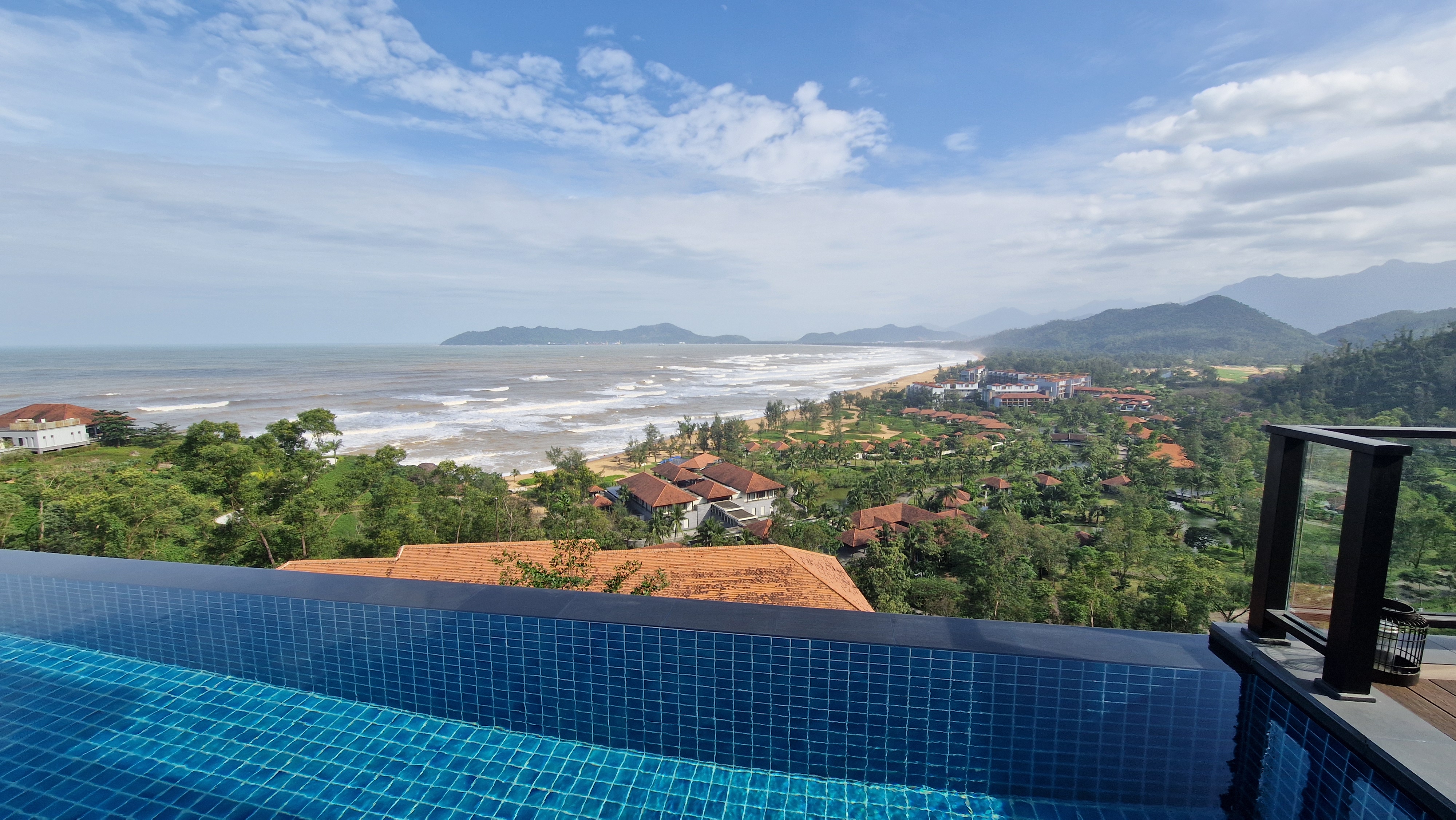 Pohľad na rieku a mesto vo Vietname