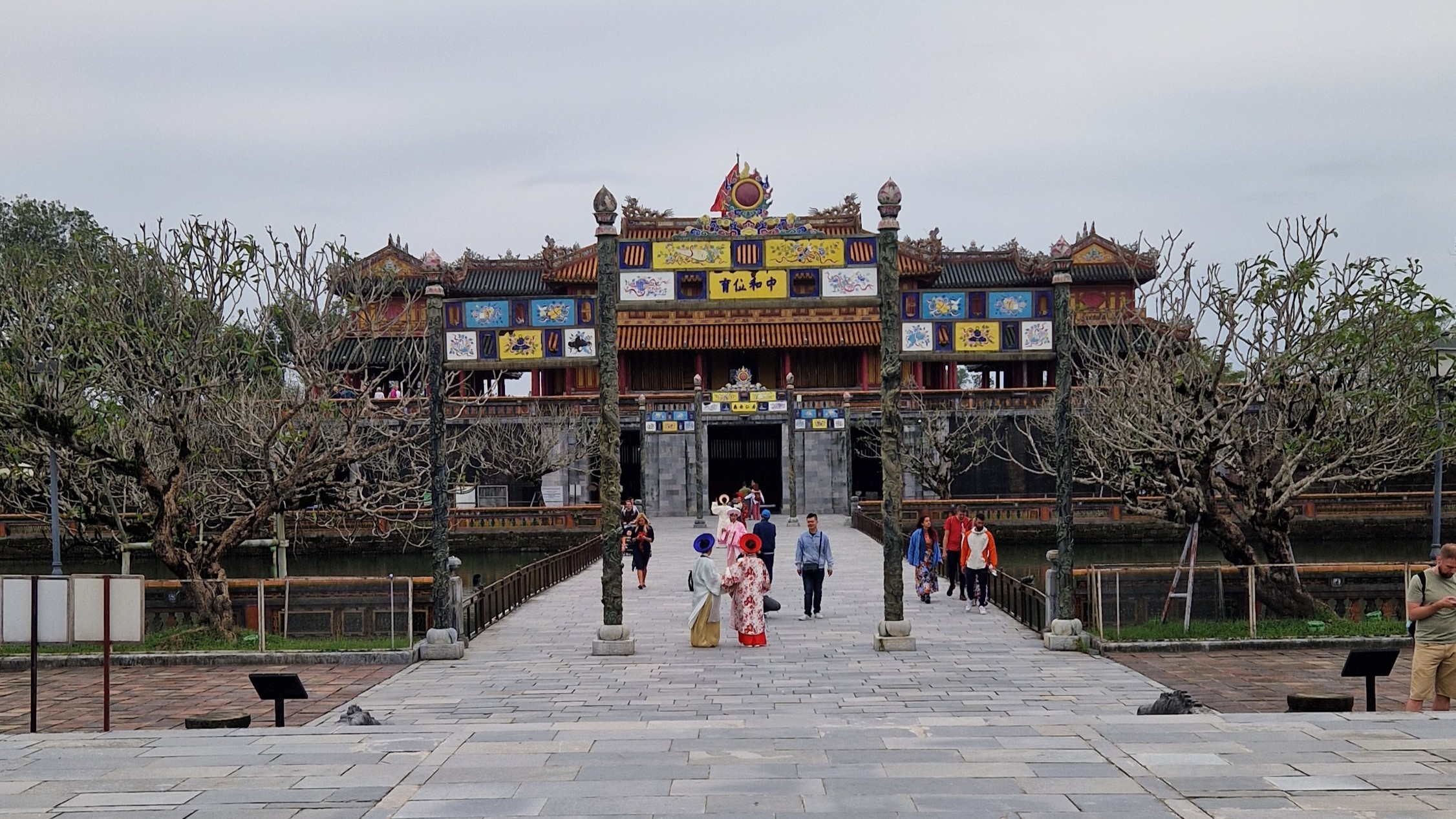 Pohľad na rieku a mesto vo Vietname