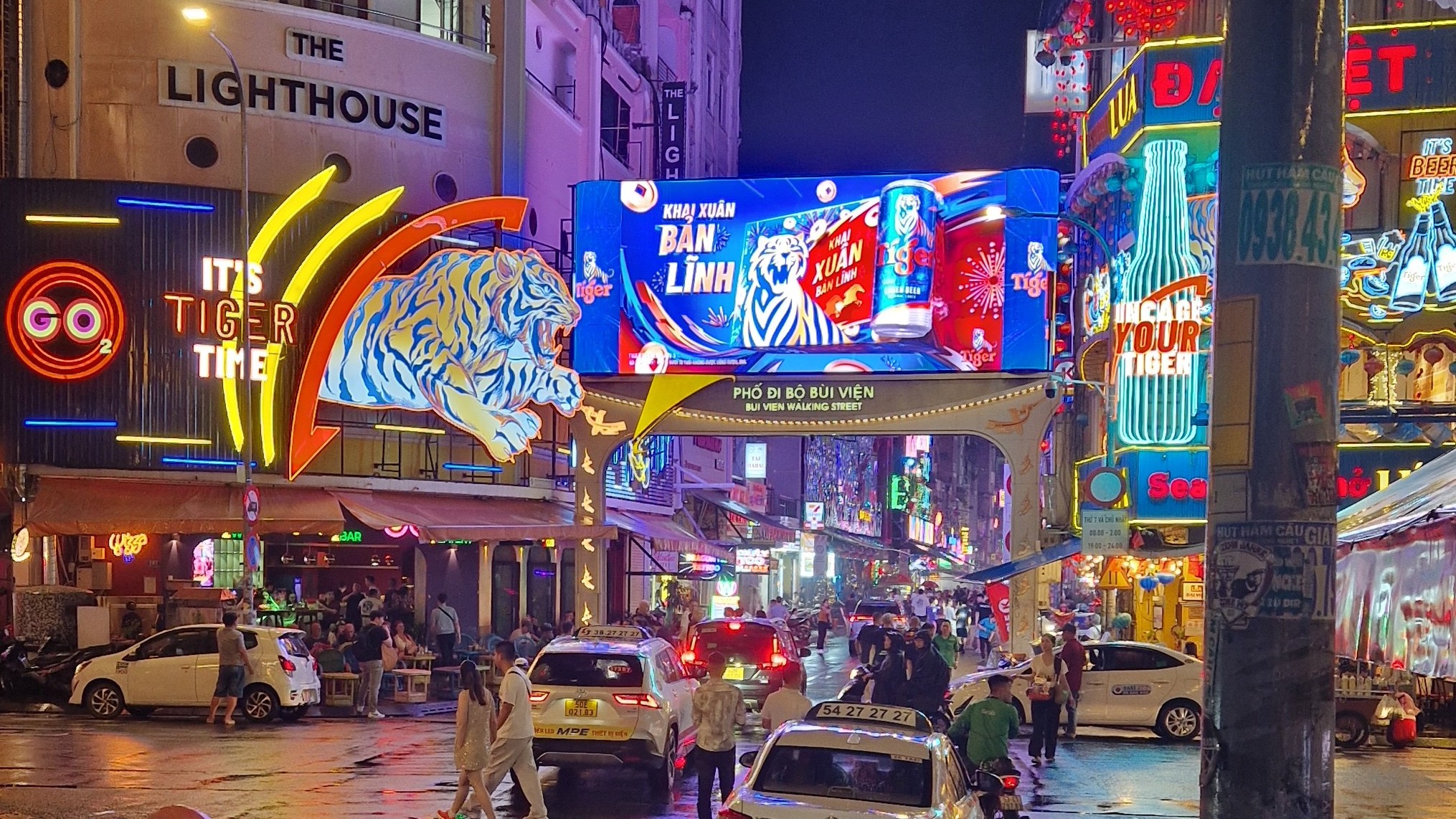 Večerný Saigon plný svetiel a motoriek